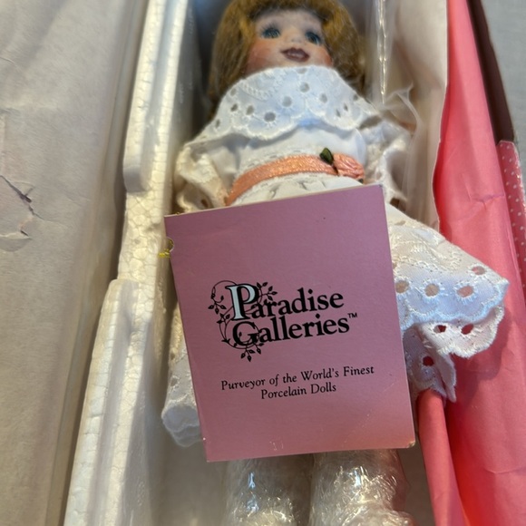 VINTAGE PARADISE GALLERIES Treasury Collection  Porcelain Doll - Picture 5 of 7